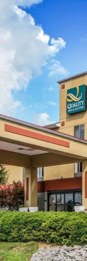 Quality Inn & Suites，位于劳伦斯堡的酒店