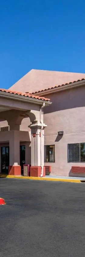 Quality Inn & Suites Albuquerque North near Balloon Fiesta Park，位于阿尔伯克基的酒店