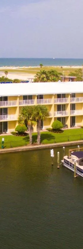 Treasure Island Hotel and Marina，位于圣徒皮特海滩的酒店