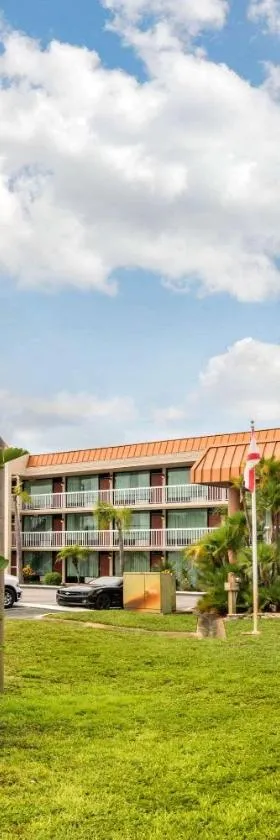 Quality Inn & Suites Tarpon Springs South，位于塔彭斯普林斯的酒店