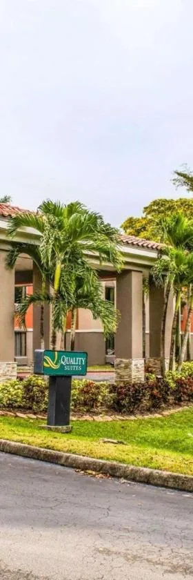 Quality Suites Fort Myers Airport I-75，位于迈尔斯堡的酒店