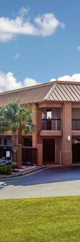 Quality Inn & Suites near Robins Air Force Base，位于华纳罗宾斯的酒店