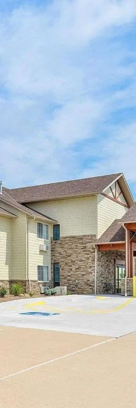 Comfort Inn & Suites Riverview near Davenport and I-80，位于Le Claire的酒店