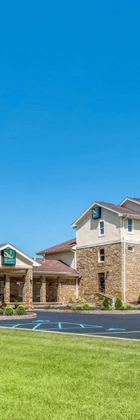 Quality Inn & Suites Bedford West，位于贝德福德的酒店