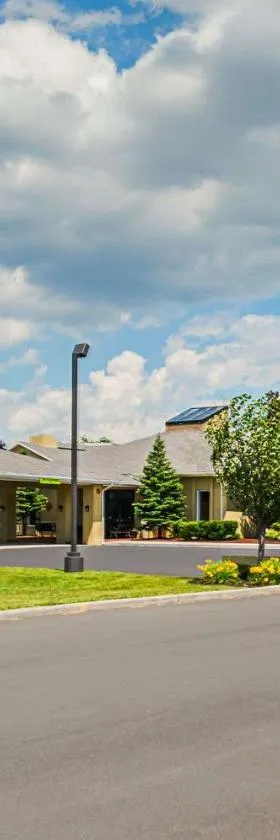 Quality Inn & Suites Frostburg-Cumberland，位于Frostburg的酒店