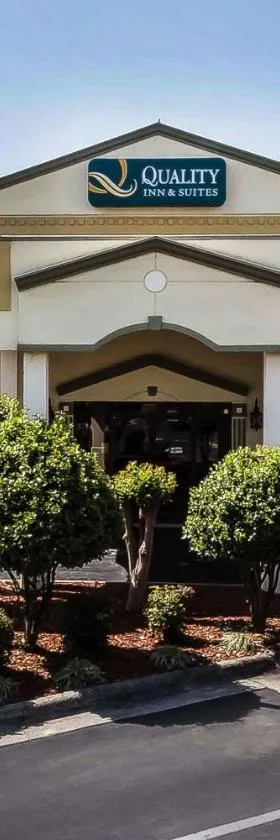 Quality Inn & Suites Mooresville-Lake Norman，位于穆尔斯维尔的酒店