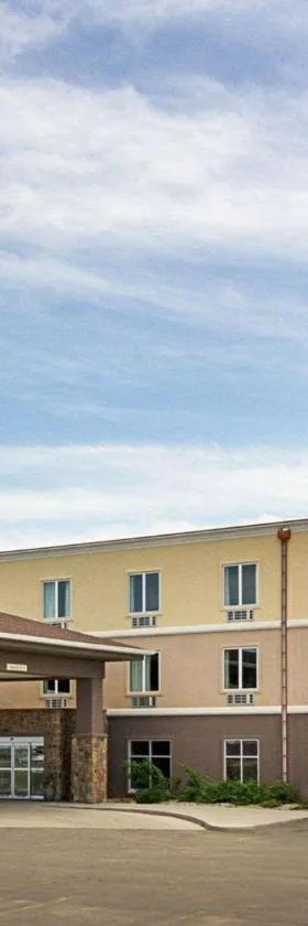 Quality Inn & Suites，位于迈诺特的酒店