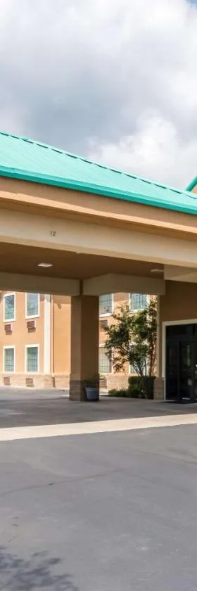 Quality Inn & Suites of Alma - Northeast from Fort Smith，位于Alma的酒店