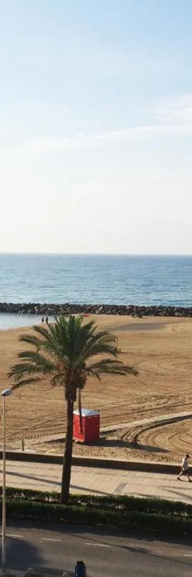 Espectacular ático dúplex con vistas al mar，位于库尼特的酒店