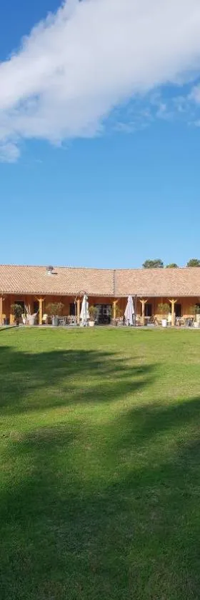 L'Hôtel du Lac Casteljaloux，位于卡斯泰勒雅卢的酒店