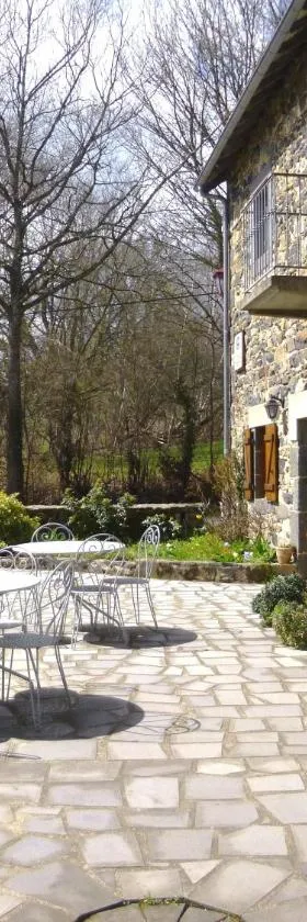 Logis Hôtel Auberge de la Hulotte，位于Saint-Jacques-dʼAmbur的酒店