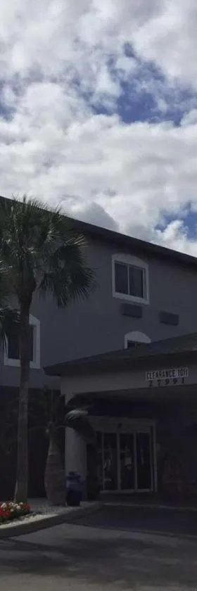 Days Inn & Suites by Wyndham Bonita Springs North Naples，位于博尼塔斯普林斯的酒店