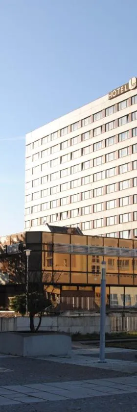Hotel Labe，位于帕尔杜比采的酒店