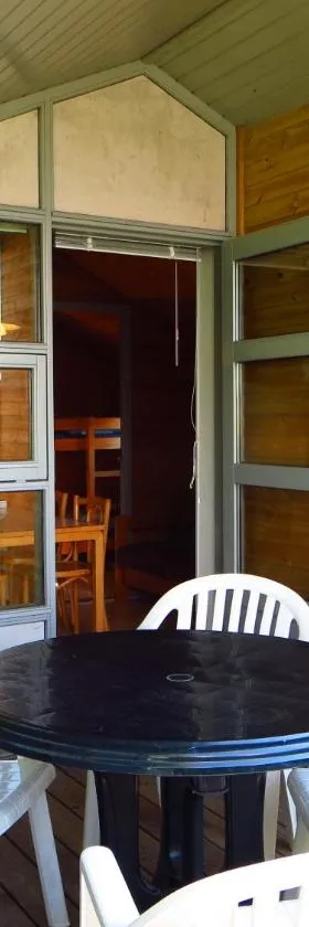唐罗蓬露营地及小屋，位于伊肖伊的酒店