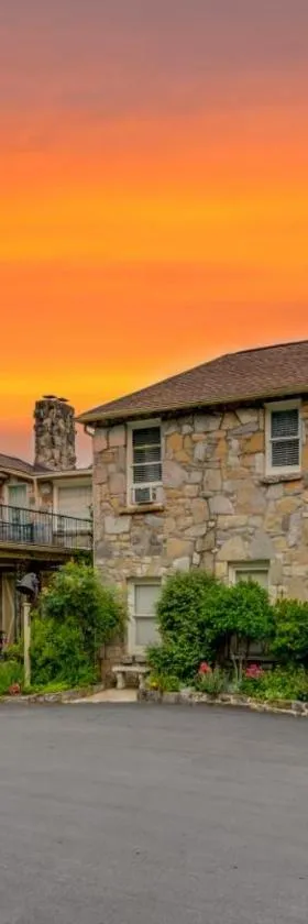 Echo Mountain Inn，位于亨德森维尔的酒店