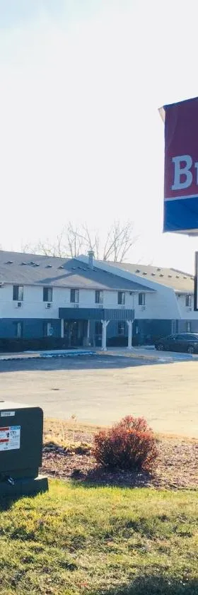 Burnsville Inn & Suites，位于伯恩斯维尔的酒店