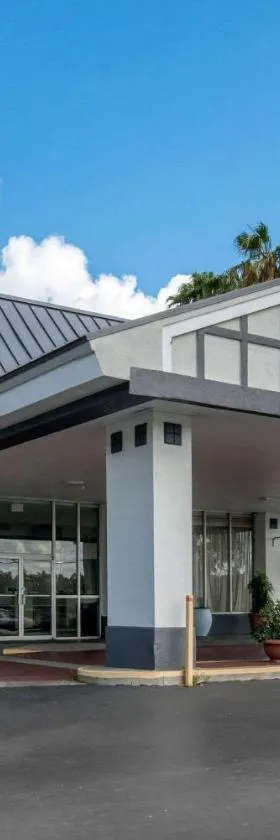 Quality Inn & Suites Brooksville I-75-Dade City，位于Ridge Manor的酒店