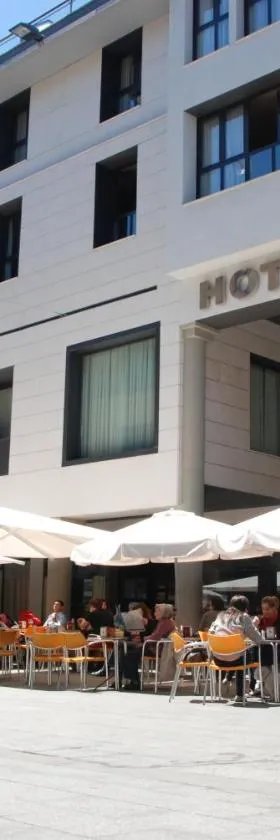 巴瓦斯特罗城市大酒店，位于巴尔巴斯特罗的酒店