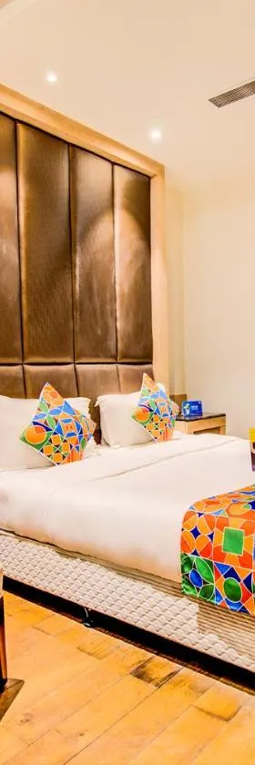 Hotel V Hazratgan，位于勒克瑙的酒店