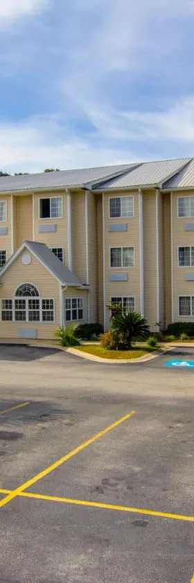 Americas Best Value Inn & Suites Brunswick，位于布伦瑞克的酒店