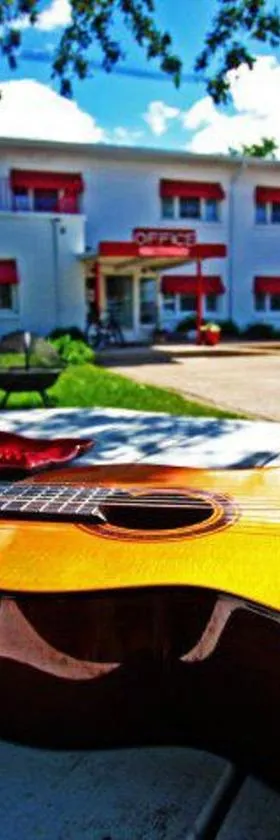 Holiday Music Motel，位于斯特金贝的酒店