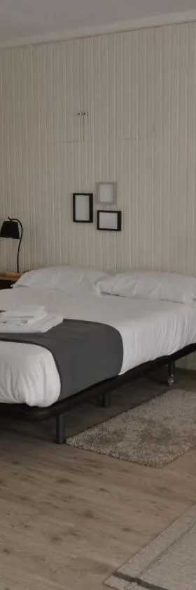 Tres Puentes Anguiano Apartamentos y Hostal，位于Anguiano的酒店
