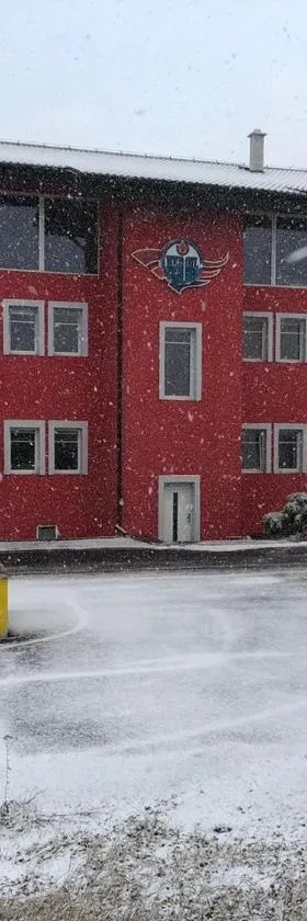 Motel Red Oil，位于洛沃西采的酒店