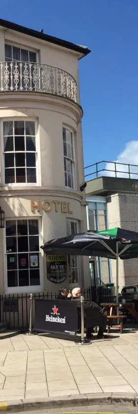The Crown Hotel，位于赖德的酒店