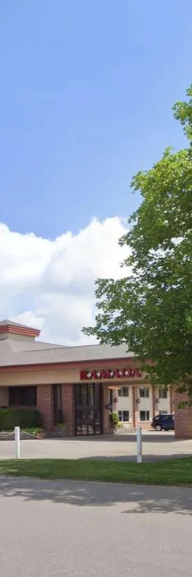 Ramada by Wyndham Saginaw Hotel & Suites，位于萨吉诺的酒店