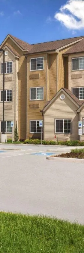 Microtel Inn & Suites by Wyndham Kenedy Karnes City，位于Kenedy的酒店