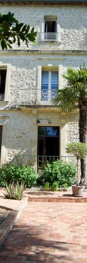 LA DEMEURE Bed and Breakfast，位于Aubais的酒店