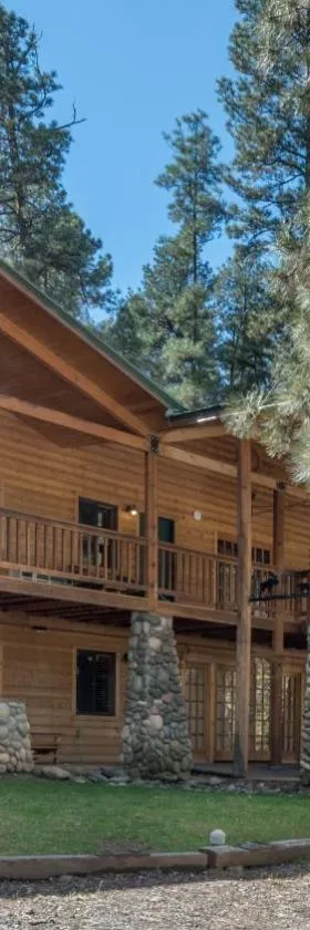 Upper Canyon Inn & Cabins，位于鲁伊多索的酒店