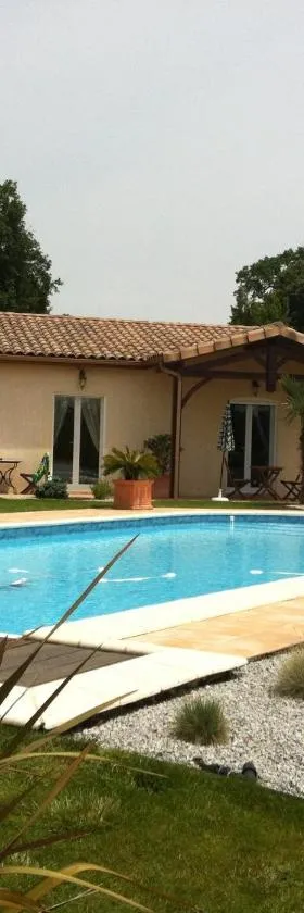 LE CLOS CASTEL - Gîte équipé，位于卡斯泰勒雅卢的酒店