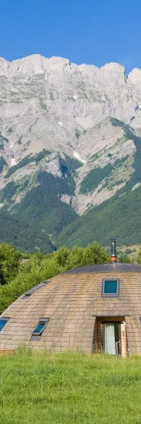 Au-Delà des Nuages - Maison d'hôtes insolite, Gite, SPA，位于Chauffayer的酒店