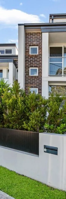 Spacious & Modern Townhouse in Asquith，位于Asquith的酒店