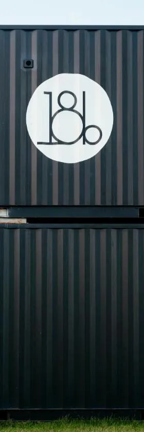 Containerhus 18b，位于哈博尔的酒店