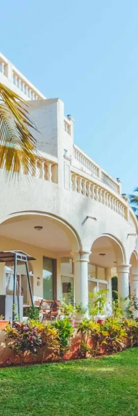 SaffronStays La Casa Maestro, Kashid - spanish-style luxury villa near Kashid Beach，位于卡希德的酒店