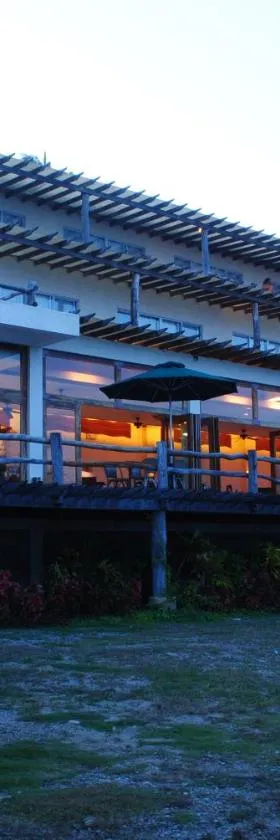 阿尔蒙特海滩度假酒店，位于苏里高的酒店