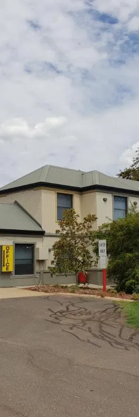 纳拉比汽车旅馆和大篷车公园，位于纳拉布赖的酒店