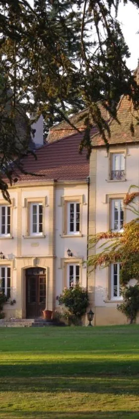 Domaine des Grands Cèdres，位于Cordelle的酒店