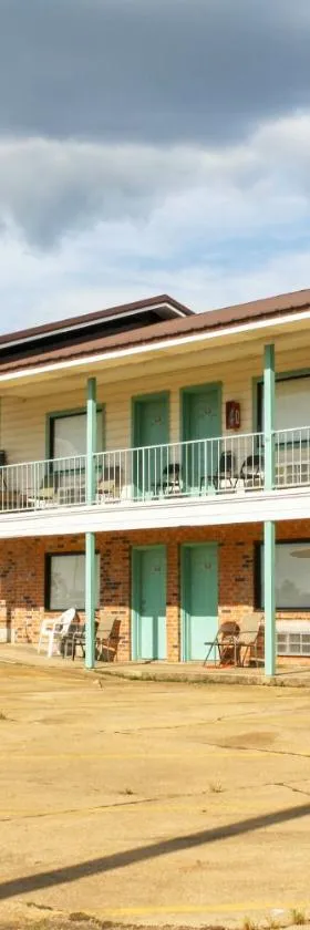Toledo Town Inn，位于Many的酒店