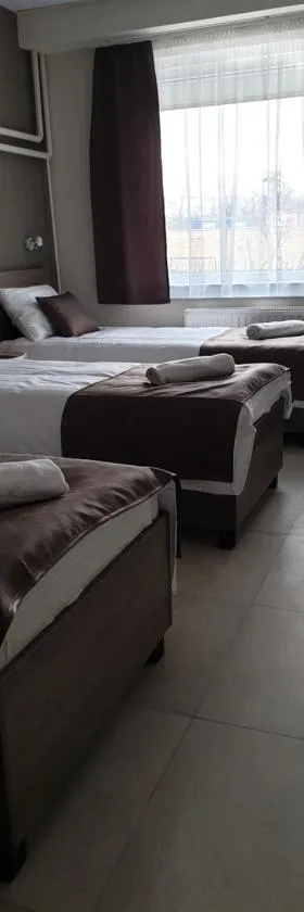 Familia Panzió & Apartmanház Győr，位于杰尔的酒店