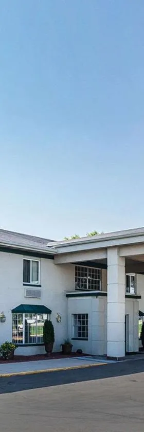 Quality Inn & Suites Des Moines - Merle Hay Road，位于Urbandale的酒店