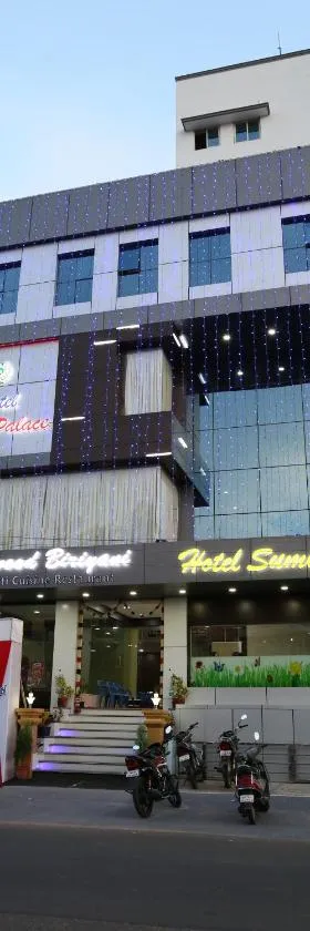Hotel Sumi Palace，位于坦贾武尔的酒店
