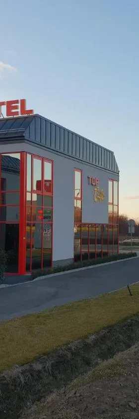 TOP HOTEL，位于Vértesszőlős的酒店