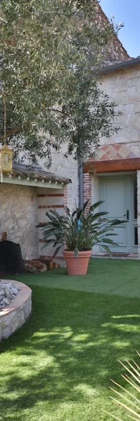 VILLA ARTEMIA Maison vigneronne - chambre d hôtes-B&B-piscine，位于西让的酒店