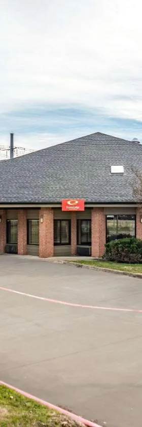 Econo Lodge Inn & Suites，位于麦金尼的酒店