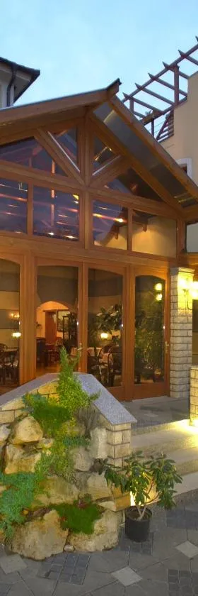 翰吉亚艾特莱姆酒店，位于Csepreg的酒店