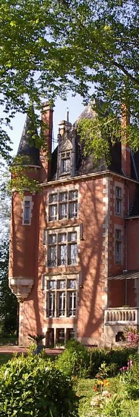 Château de la Vernède, la Grande Vernède，位于Saint-Rémy-de-Chargnat的酒店