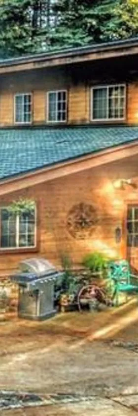 A Lovely Cabin House at Way Woods Retreat with Outdoor Hot Tub! - By Sacred Hub MGMT，位于Foresthill的酒店